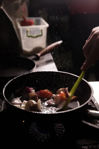 Chef In Ristorante Cucina Preparazione Cibo sfondo scuro — Foto Stock