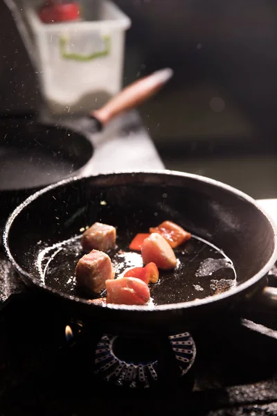 Séf az étterem konyha felkészülés élelmiszer sötét háttér — Stock Fotó
