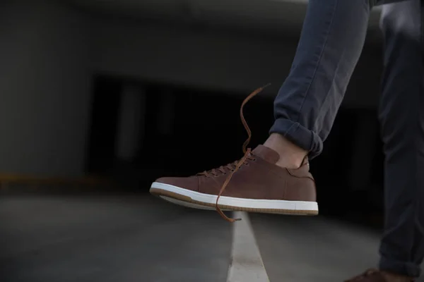 Par av brunt mans skor ovanifrån. Brun sneakers — Stockfoto