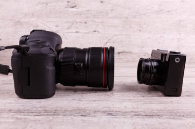Closeup gri ahşap arka plan iki fotoğraf makinelerinde