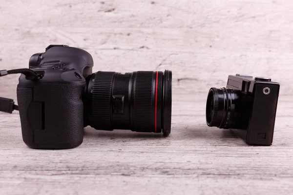 Closeup gri ahşap arka plan iki fotoğraf makinelerinde