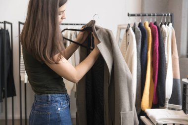 Portre üzerinde elbise askısı genç esmer koyar