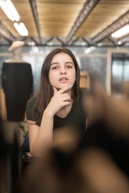 Genç kız bir giyim mağazasında poz