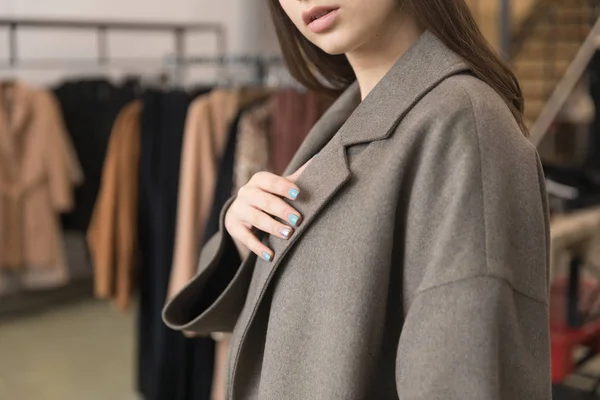 Sur la photo un manteau gris est habillé sur la fille . — Photo