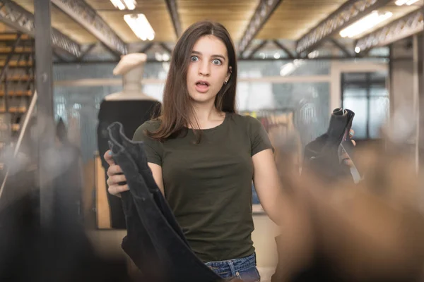 Крупним планом дівчина вибирає чорні джинси в магазині . — стокове фото