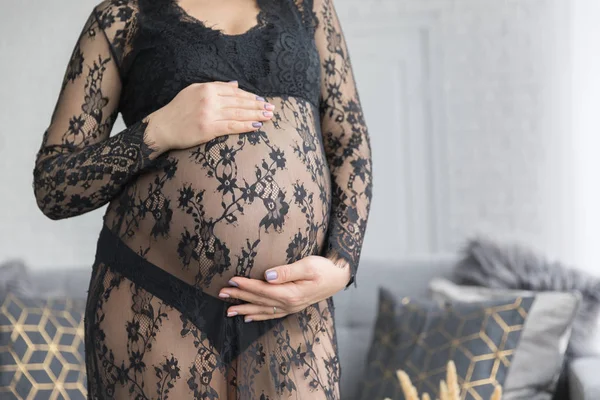 Donna incinta in un bellissimo abito di pizzo tiene pancia — Foto Stock