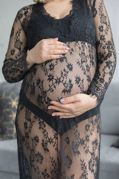 Schwangere in schönem Spitzenkleid hält Bauch — Stockfoto