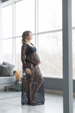 Hamile kadın güzel dantel elbise göbek tutar