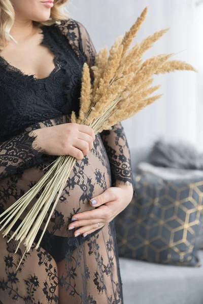 Güzel dantel elbise buğday ile hamile kadın — Stok fotoğraf