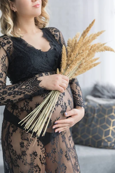 Mulher grávida em um belo vestido de renda com trigo — Fotografia de Stock