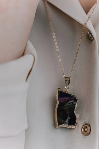 Крупный План Шее Девушки Драгоценный Черный Большой Камень Золотой Цепью — стоковое фото