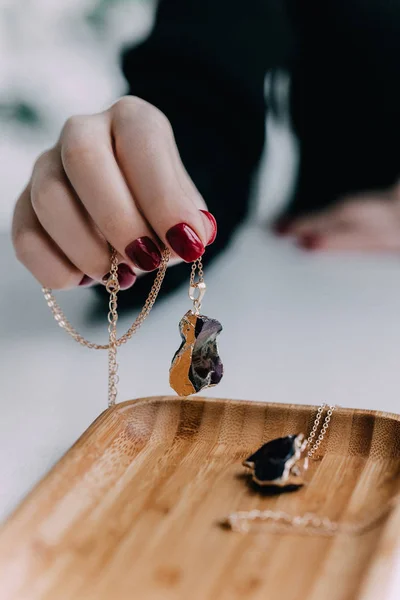 Primer Plano Mano Niña Precioso Colgante Con Una Cadena Oro — Foto de Stock