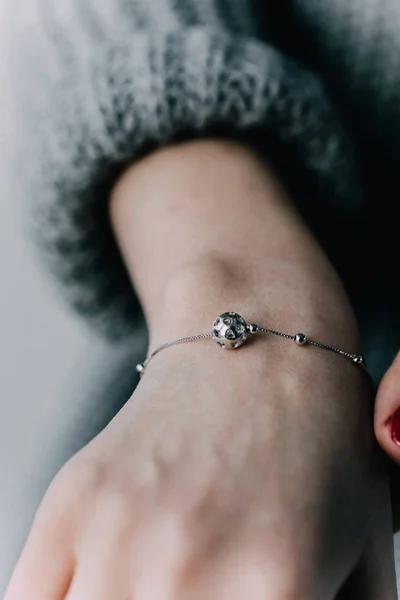 Primer Plano Muñeca Una Chica Que Lleva Brazalete Plata Con — Foto de Stock