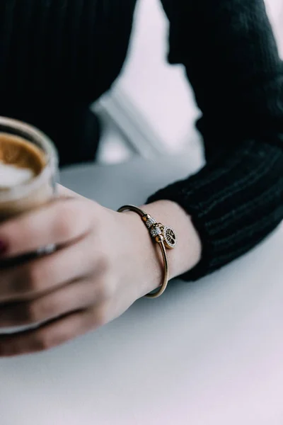 Primer Plano Brazalete Oro Muñeca Una Chica Que Lleva Suéter — Foto de Stock