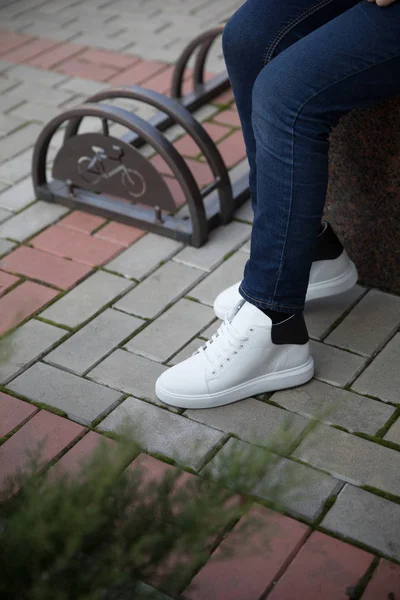 Närbild av modell i vita sneakers — Stockfoto