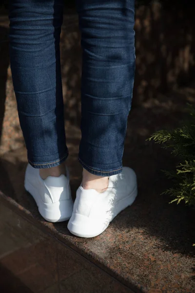 Primer plano del modelo en zapatillas blancas — Foto de Stock