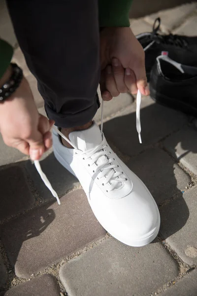 Κοντινό πλάνο του μοντέλου σε λευκά sneakers — Φωτογραφία Αρχείου