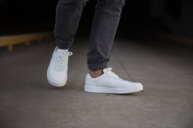 Beyaz arka plan üzerinde izole şık spor ayakkabıları. Kırpma yolunu zemin üzerine izole Ayakkabı