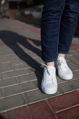 Beyaz arka plan üzerinde izole şık spor ayakkabıları. Kırpma yolunu zemin üzerine izole Ayakkabı