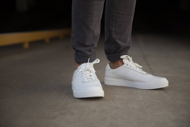 Beyaz arka plan üzerinde izole şık spor ayakkabıları. Kırpma yolunu zemin üzerine izole Ayakkabı