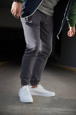 Modele beyaz ayakkabılarla yaklaş.