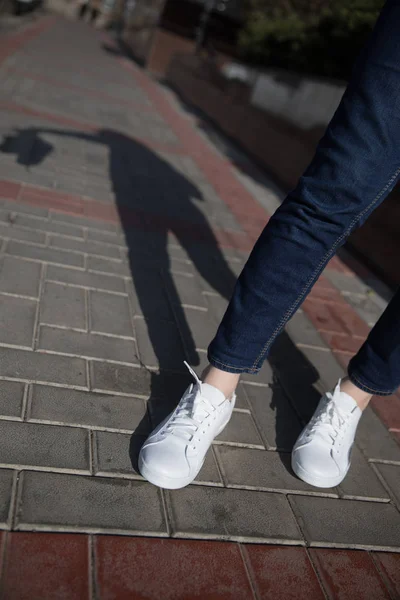 Beyaz Arka Plan Üzerinde Izole Şık Spor Ayakkabıları Kırpma Yolunu — Stok fotoğraf
