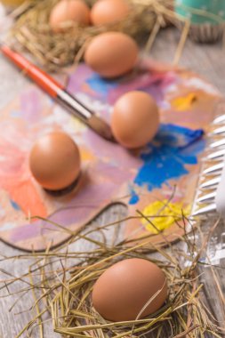 Ahşap arka plan üzerinde Paskalya yumurtaları ile Paskalya kompozisyon