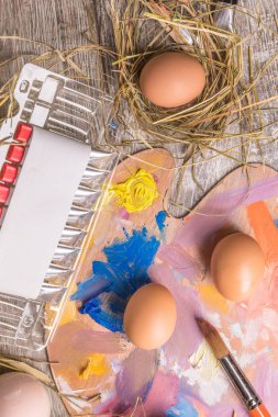 Ahşap arka plan üzerinde Paskalya yumurtaları ile Paskalya kompozisyon