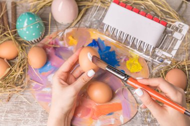 Ahşap arka plan üzerinde Paskalya yumurtaları ile Paskalya kompozisyon