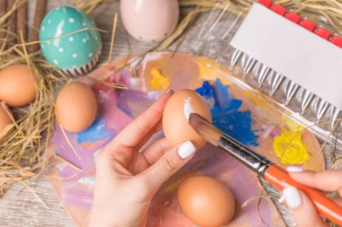 Ahşap arka plan üzerinde Paskalya yumurtaları ile Paskalya kompozisyon