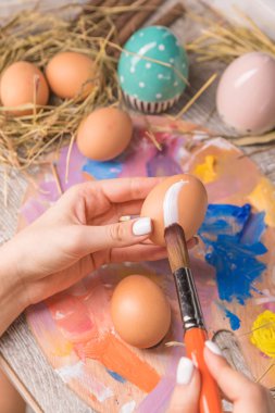 Ahşap arka plan üzerinde Paskalya yumurtaları ile Paskalya kompozisyon