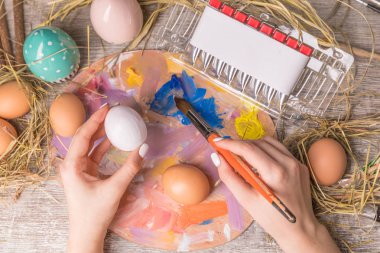 Ahşap arka plan üzerinde Paskalya yumurtaları ile Paskalya kompozisyon