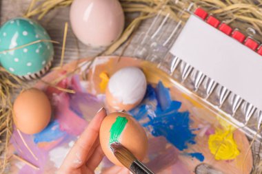 Ahşap arka plan üzerinde Paskalya yumurtaları ile Paskalya kompozisyon