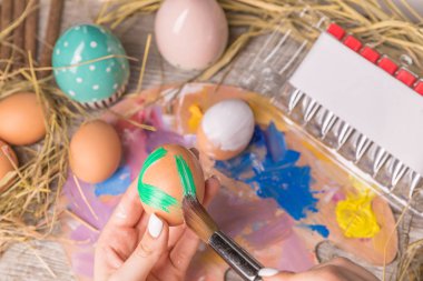 Ahşap arka plan üzerinde Paskalya yumurtaları ile Paskalya kompozisyon