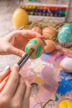 Ahşap arka plan üzerinde Paskalya yumurtaları ile Paskalya kompozisyon