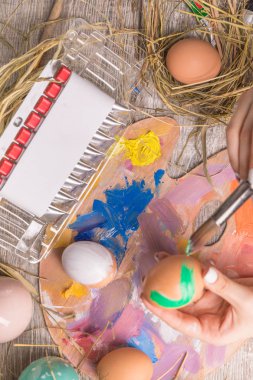 Ahşap arka plan üzerinde Paskalya yumurtaları ile Paskalya kompozisyon