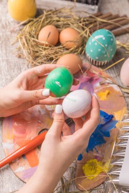 Ahşap arka plan üzerinde Paskalya yumurtaları ile Paskalya kompozisyon