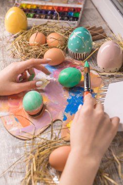 Ahşap arka plan üzerinde Paskalya yumurtaları ile Paskalya kompozisyon