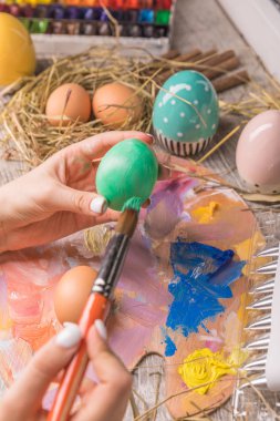 Ahşap arka plan üzerinde Paskalya yumurtaları ile Paskalya kompozisyon