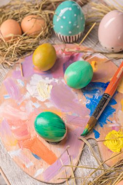 Ahşap arka plan üzerinde Paskalya yumurtaları ile Paskalya kompozisyon