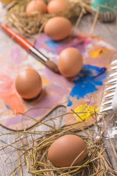 Ahşap arka plan üzerinde Paskalya yumurtaları ile Paskalya kompozisyon