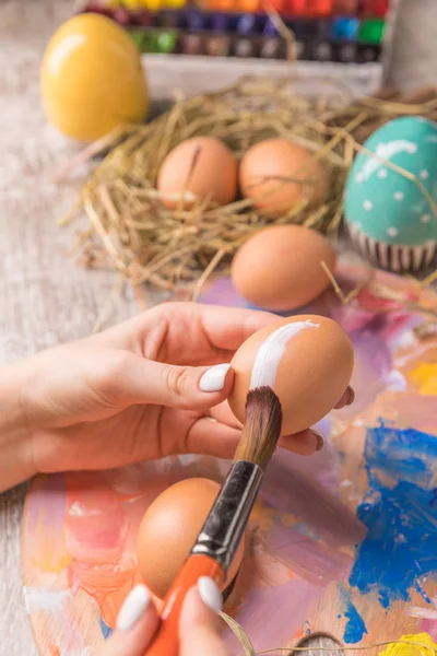 Ahşap arka plan üzerinde Paskalya yumurtaları ile Paskalya kompozisyon