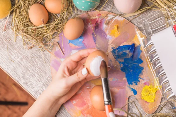 Ahşap arka plan üzerinde Paskalya yumurtaları ile Paskalya kompozisyon