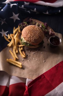 Ahşap tahta üzerinde peynir ve Abd bayrakları ile Amerikan mini sığır burger, seçici odak
