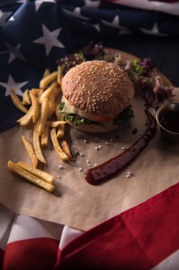 Ahşap tahta üzerinde peynir ve Abd bayrakları ile Amerikan mini sığır burger, seçici odak