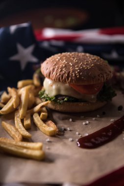 Ahşap tahta üzerinde peynir ve Abd bayrakları ile Amerikan mini sığır burger, seçici odak