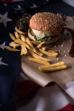 Ahşap tahta üzerinde peynir ve Abd bayrakları ile Amerikan mini sığır burger, seçici odak
