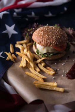 Ahşap tahta üzerinde peynir ve Abd bayrakları ile Amerikan mini sığır burger, seçici odak