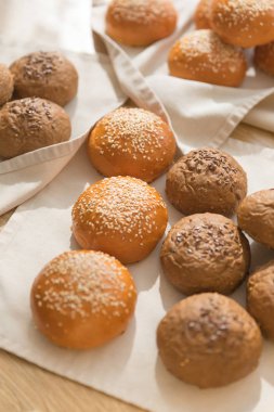 Ayçiçeği tohumu ile beyaz background.çavdar çörekler, susam ile siyah ve beyaz humburger çörekler de çörekler ve rulo çeşitleri. Düz döşeme, üst görünüm, izole