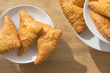 Lezzetli altın üçgenler yakın plan poğaça